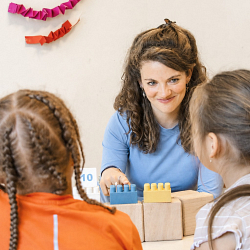 Leerkracht-met-kinderen.jpeg